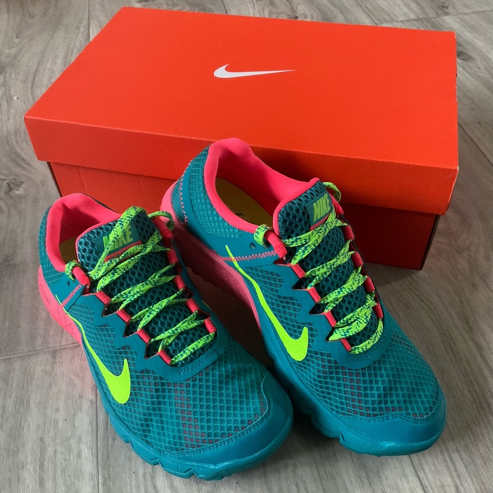 Nike Zoom Wildhorse Trail Running Shoes
Nein Pink, Neon Green, Blue